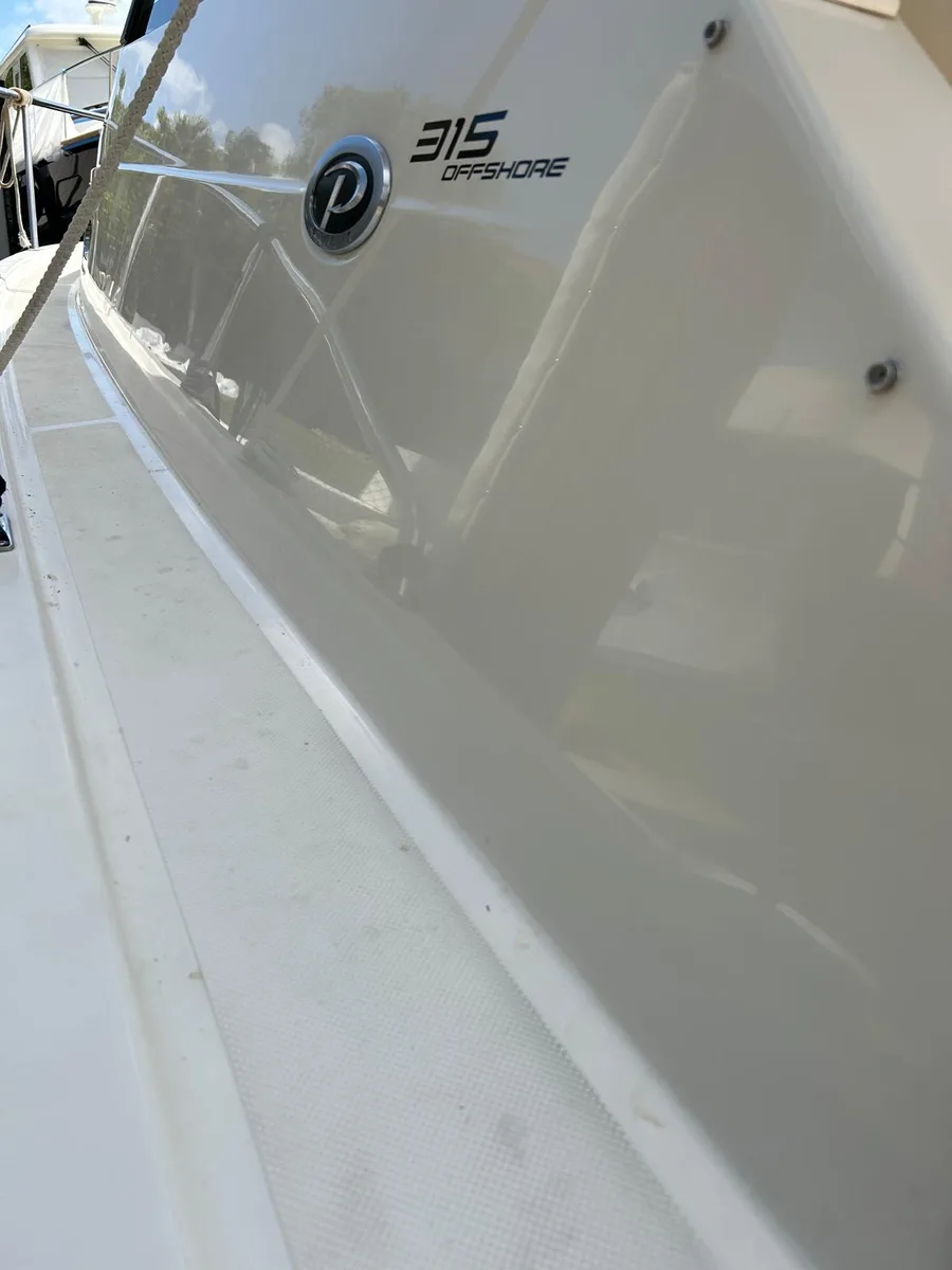 Boston Whaler 315 Offshore bow gel coat detail, Panama City