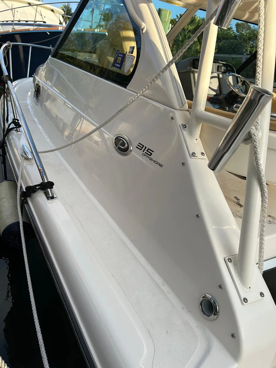 Boston Whaler 315 Offshore gel coat restoration, Panama City