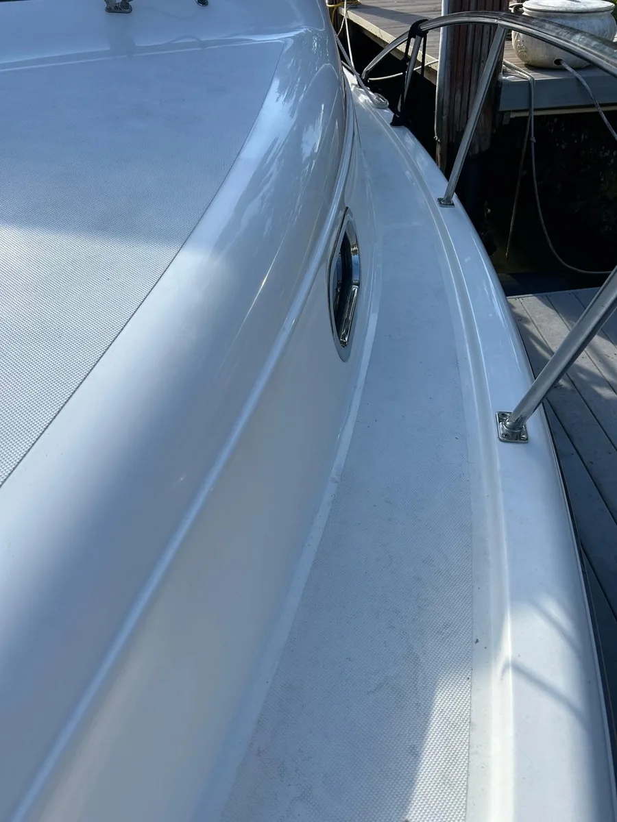 Boston Whaler 315 Offshore hull detail, Panama City FL